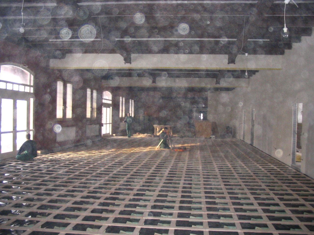 Gitter aus Holzlatten als Unterbau für den Schwingboden