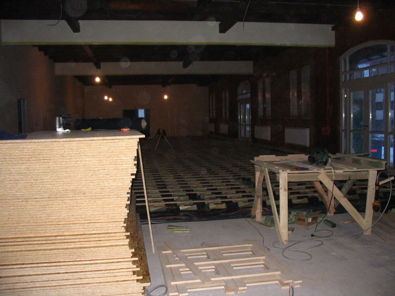 Holzlatten und Unterkonstruktion im Saal