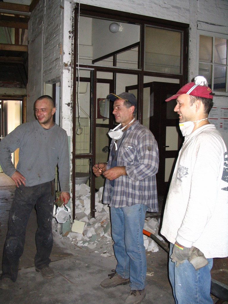 Drei Männer auf der Baustelle
