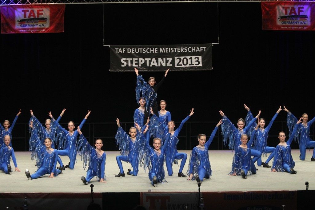 Formation in blauen Kostümen mit Fransen auf der Bühne der Deutschen Meisterschaft 2013