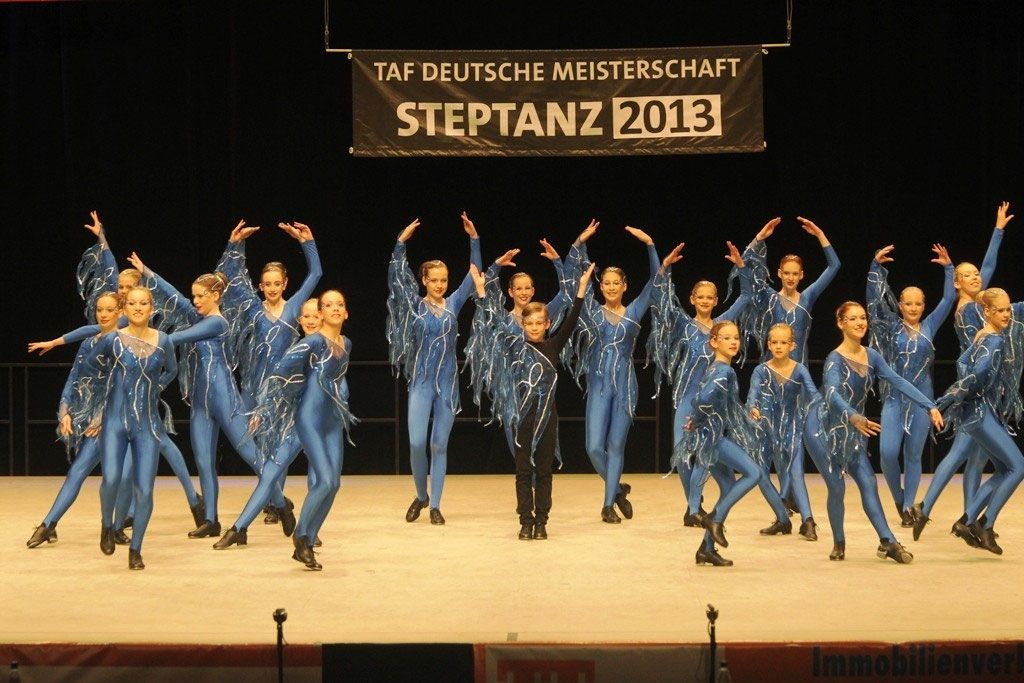 Steptanz-Formation in blauen Kostümen bei der TAF Deutschen Meisterschaft 2013