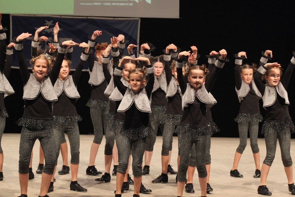 Kinderformation der Tanzgalerie in grauen Kostümen, 2011
