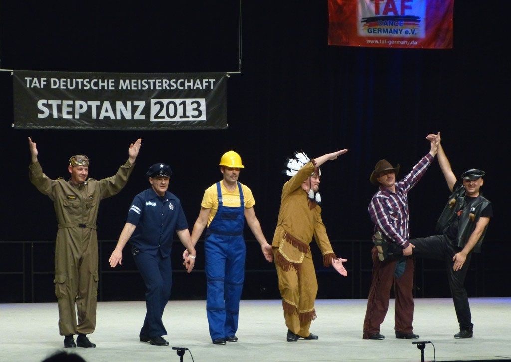 Steptanz-Gruppe in Berufskostümen bei der Deutschen Meisterschaft 2013