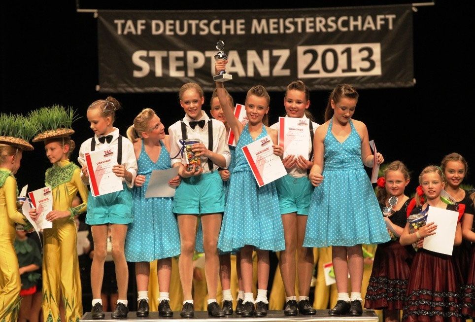 Kindergruppen der Tanzgalerie mit Urkunden bei einer Siegerehrung