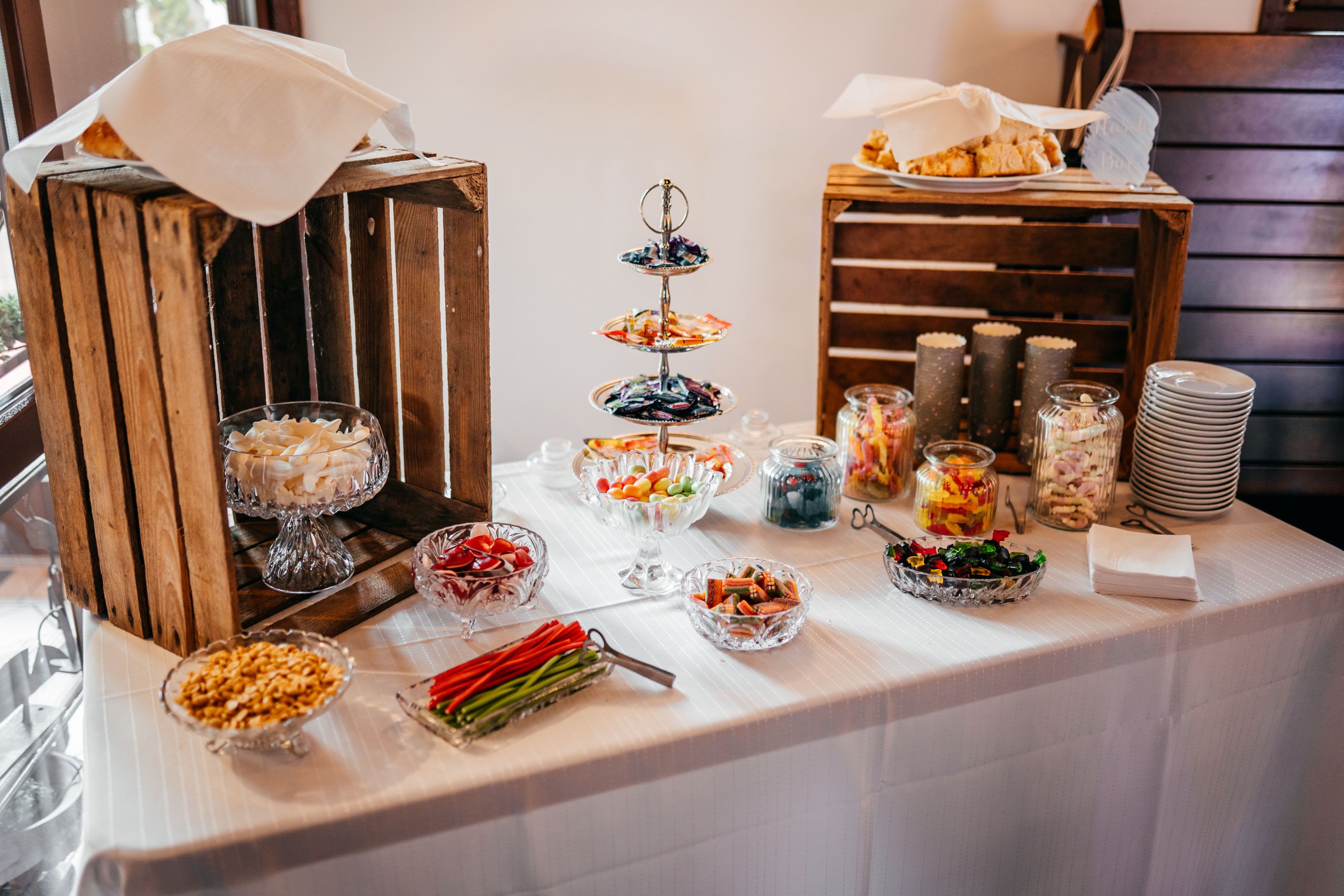 Süßigkeitenbuffet mit Holzkisten und Etageren