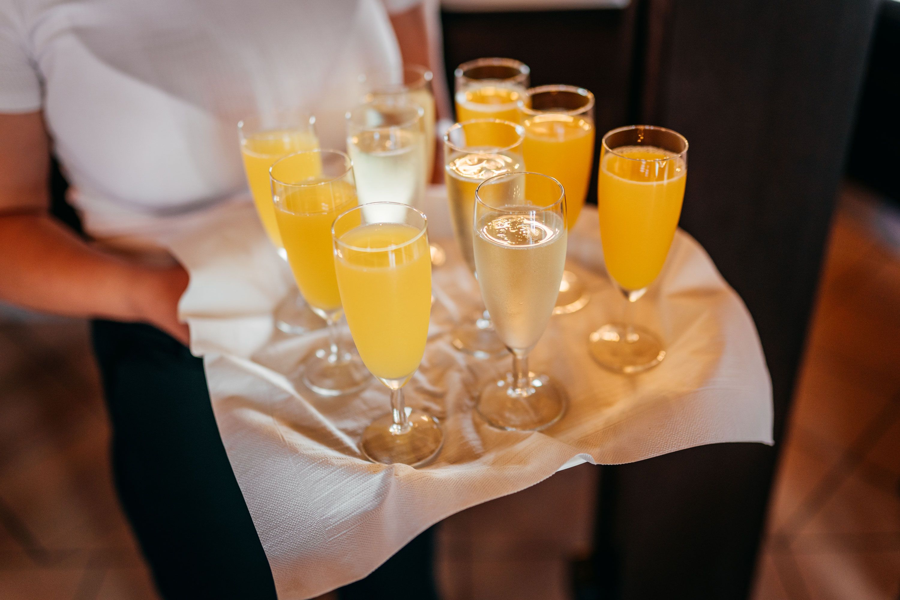 Tablett mit Sektgläsern und Orangensaft