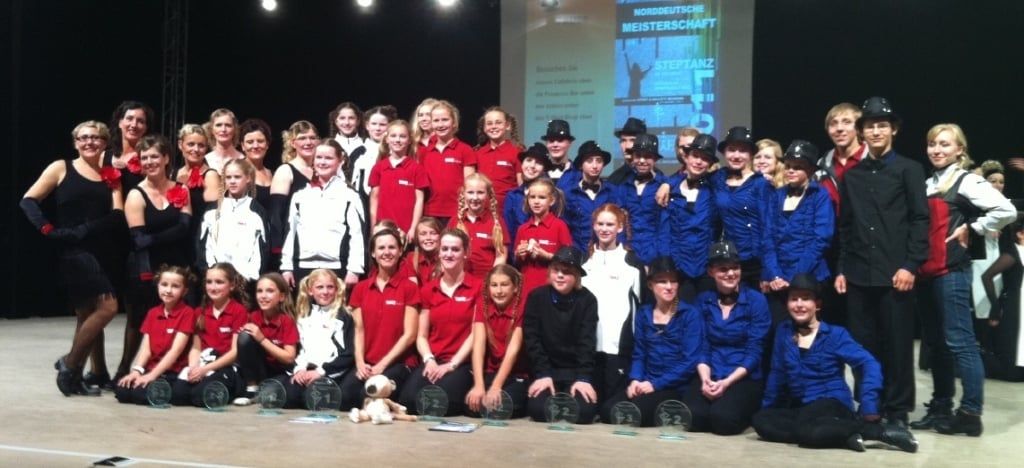 Gemeinsames Gruppenfoto der Tänzerinnen und Tänzer der Tanzgalerie 2011
