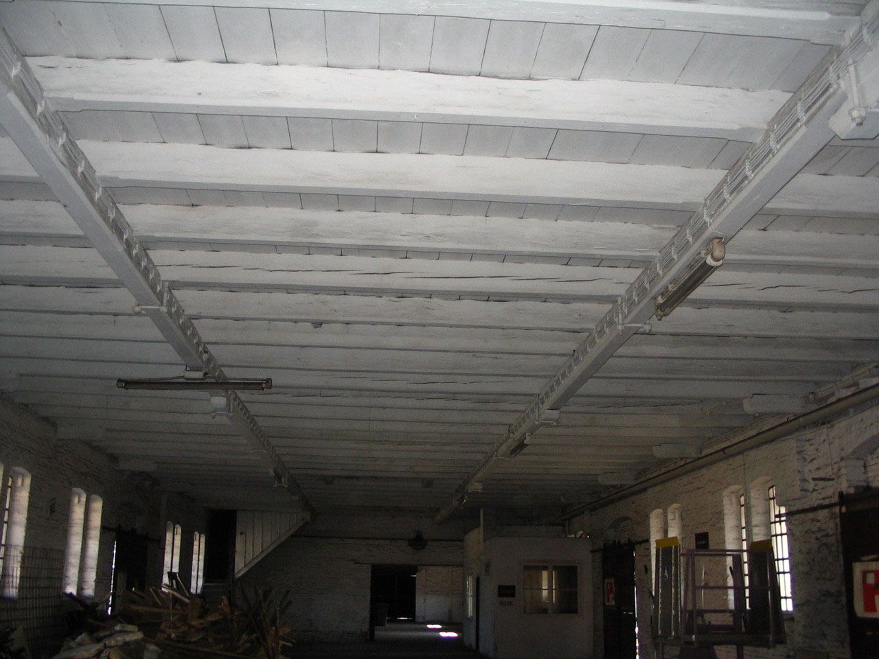 Holzbalkendecke der alten Halle