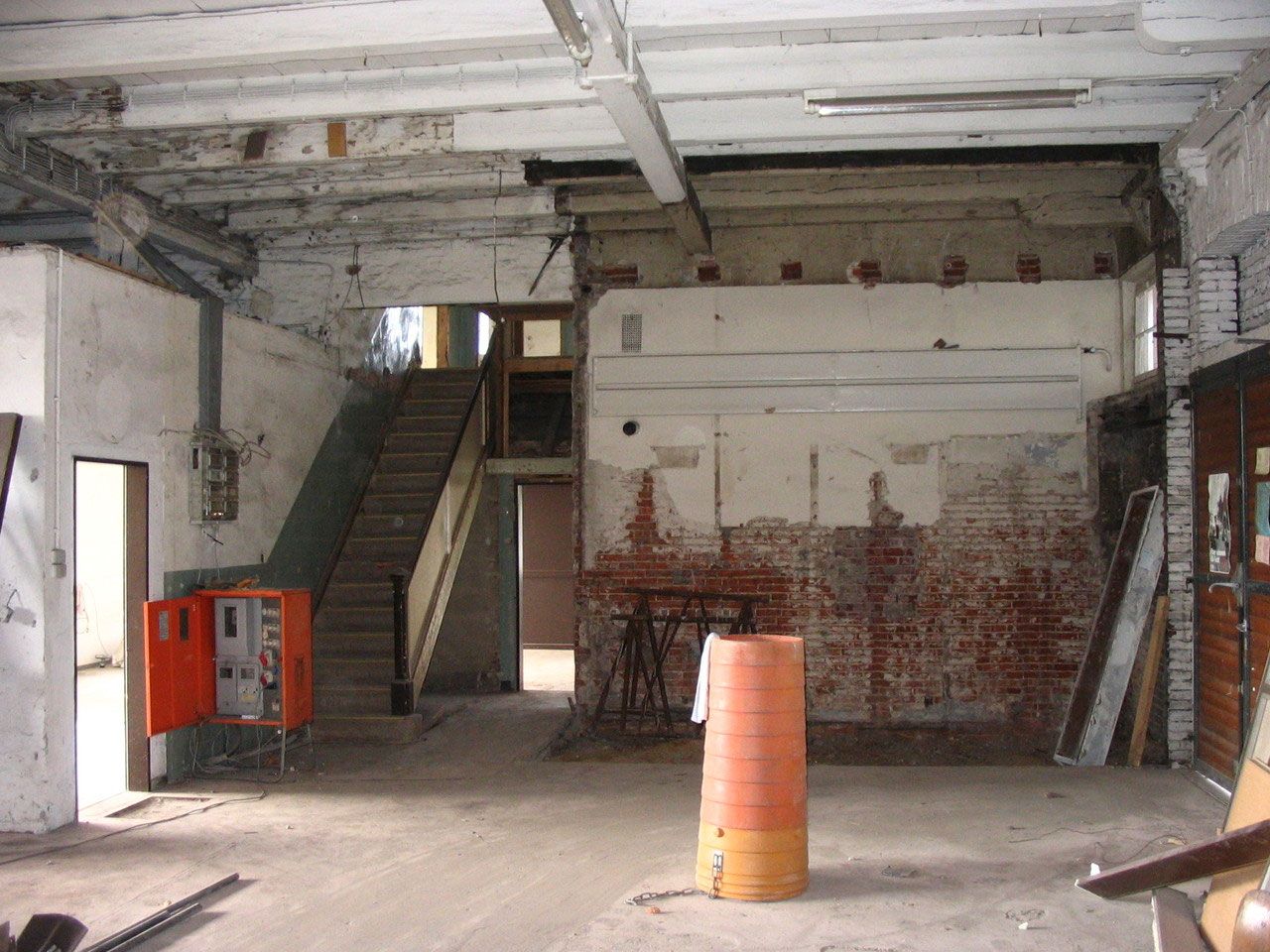 Halle mit alter Treppe und Werkbänken