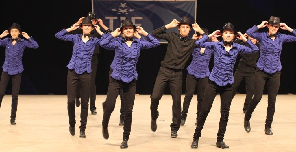 Junioren-Formation in lila Hemden und schwarzen Hüten bei einem Turnier 2011