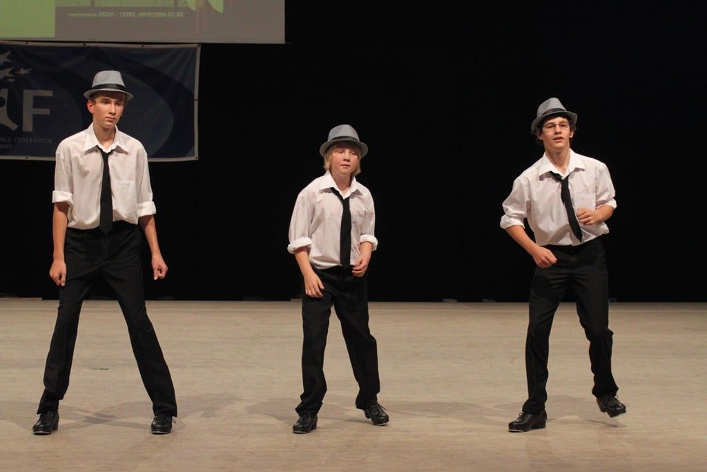 Drei Jungen mit Hut, weißem Hemd und Krawatte beim Steptanz, Trio Junioren 2011